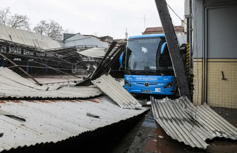 Autocarro danificado por queda de estrutura